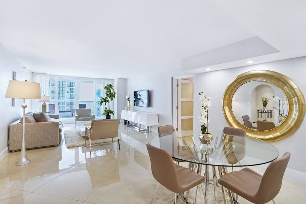 Sunny by The Bay! (3 bedroom condo)