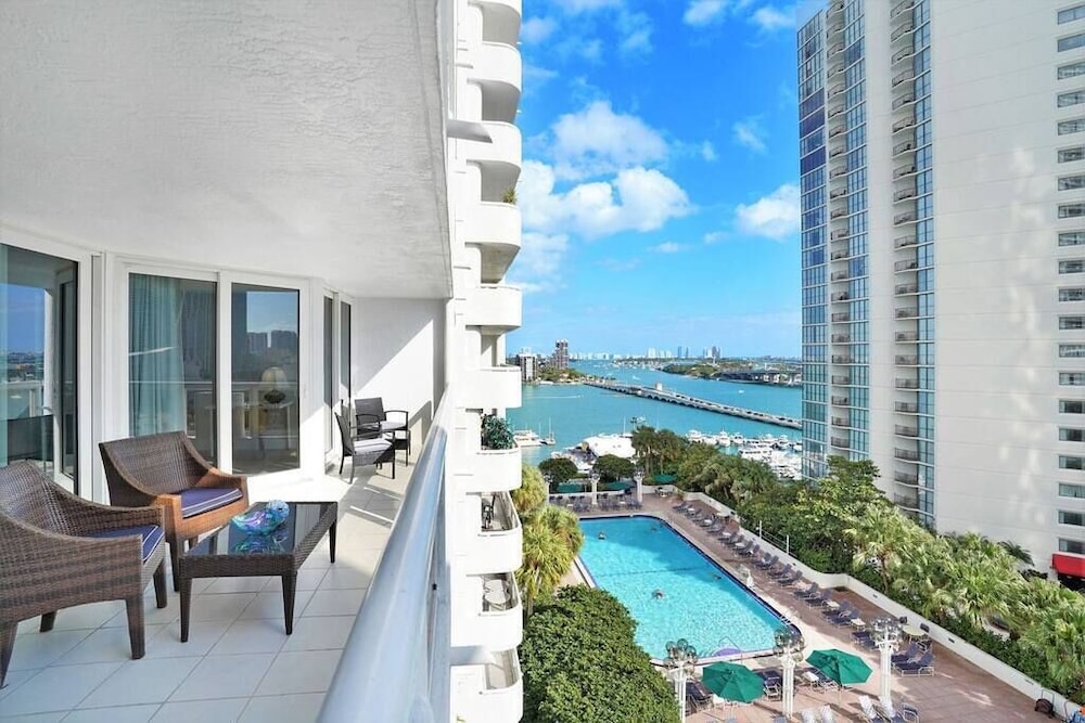 Sunny by The Bay! (3 bedroom condo)