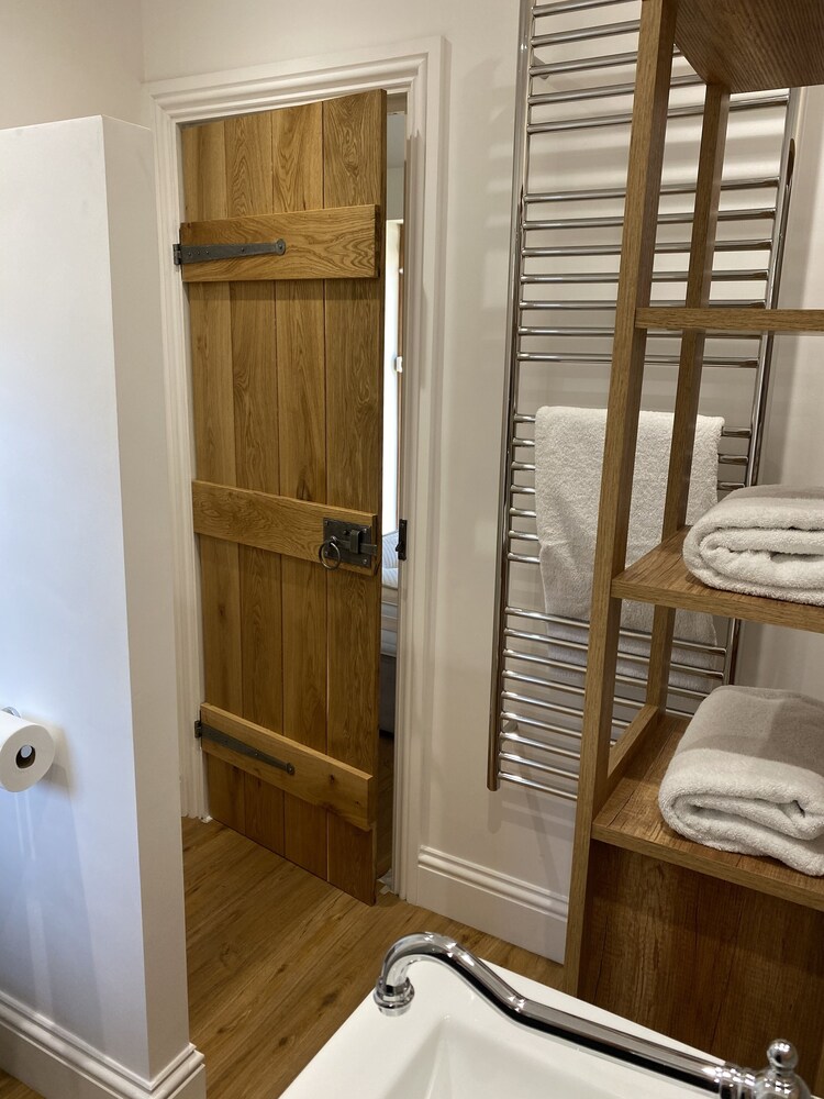 Stunning Modern Styled Studio Apartment in the Surrey Hills AONB