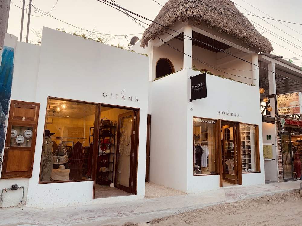 MADRE Holbox Apartments & Suites