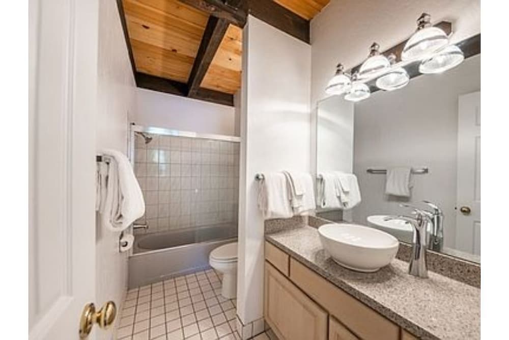 Bright and cozy end unit condo in quiet complex with lots of amenities