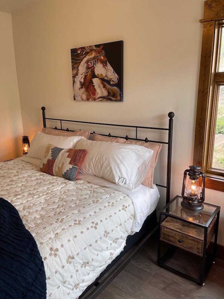 Custom 4 Bedroom Suite at Yellowstone Park. Three Decks w/ stunning