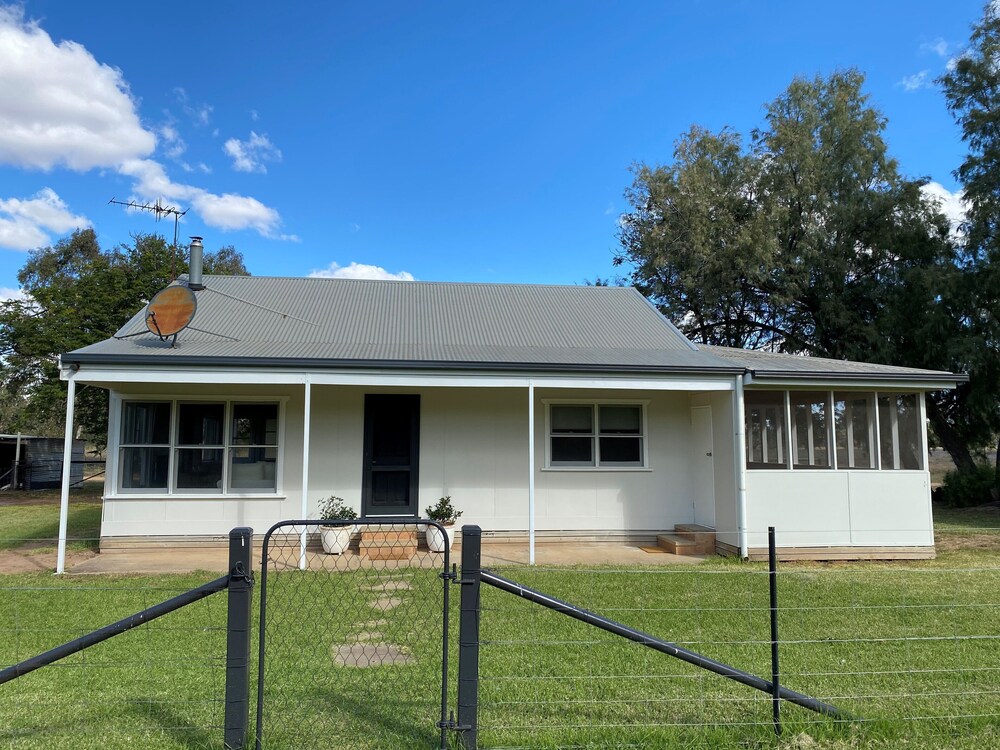 The River Cottage Pet friendly in Darlington Point Best Rates