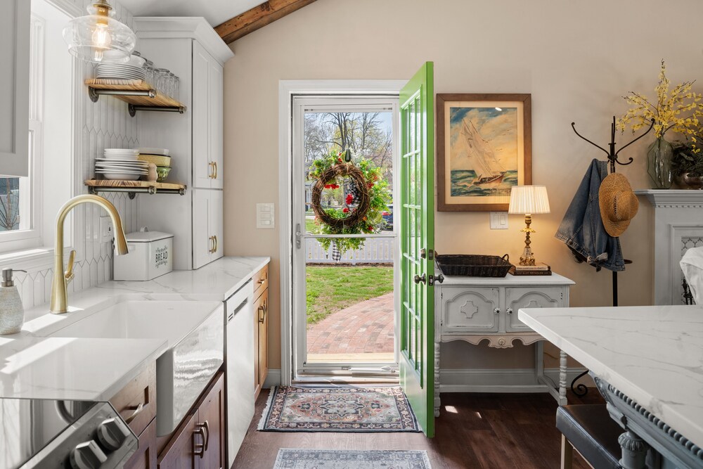 Luxury & Premier LocationTHE CASHMERE COTTAGE! Near the Kate / Saybrook Point! Old Saybrook