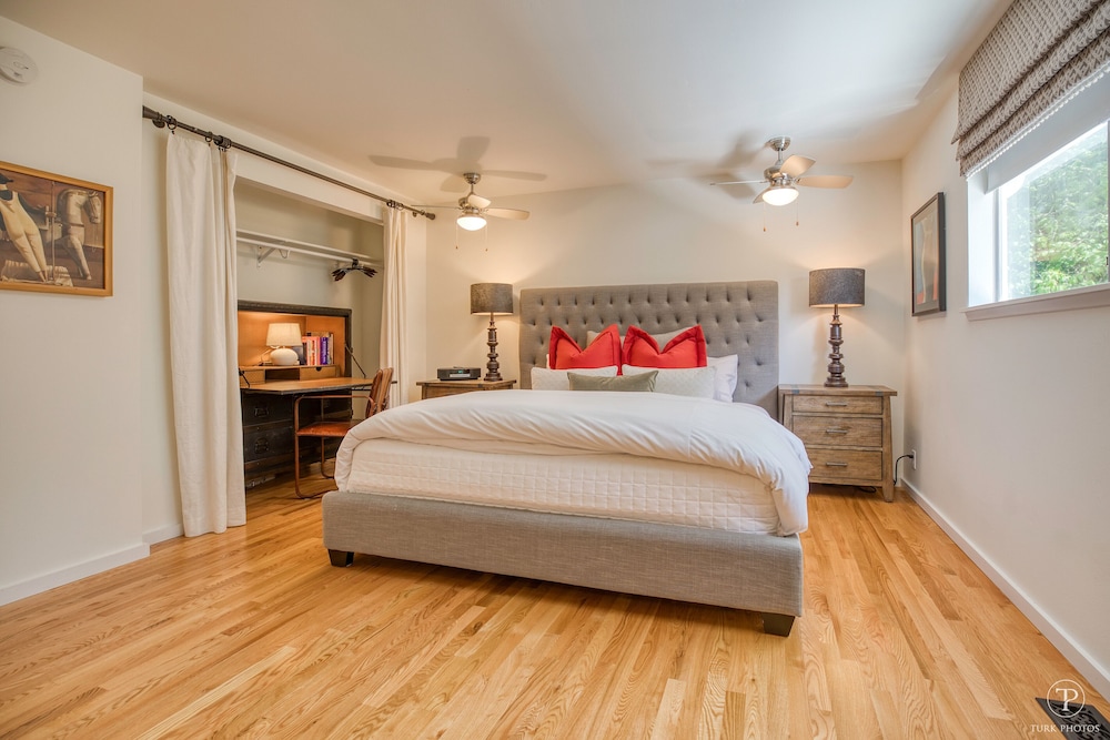 Spacious remodeled home sleeps 8, Convenient Location Near I-5 and Seattle