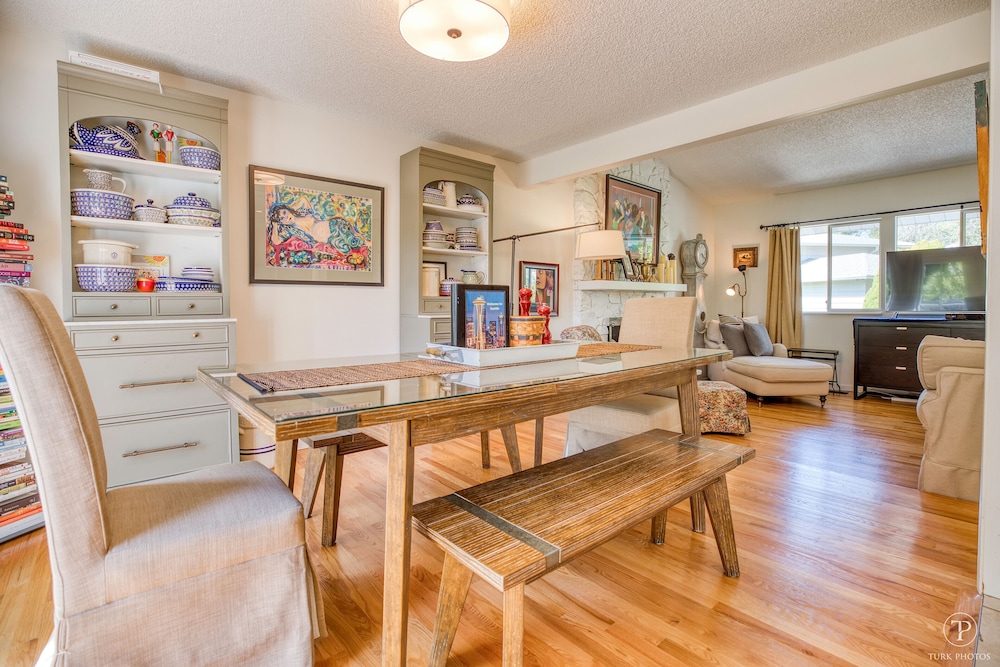 Spacious remodeled home sleeps 8, Convenient Location Near I-5 and Seattle