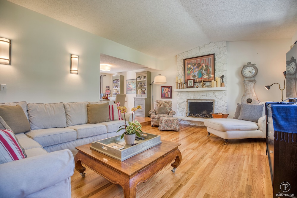 Spacious remodeled home sleeps 8, Convenient Location Near I-5 and Seattle