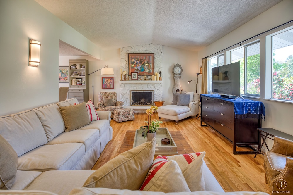 Spacious remodeled home sleeps 8, Convenient Location Near I-5 and Seattle