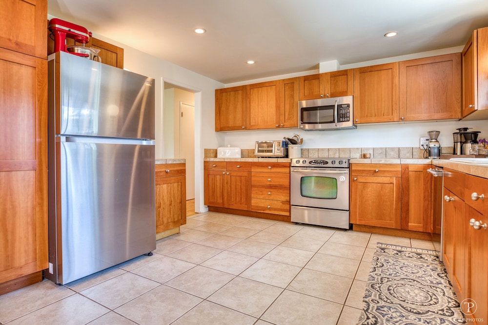 Spacious remodeled home sleeps 8, Convenient Location Near I-5 and Seattle