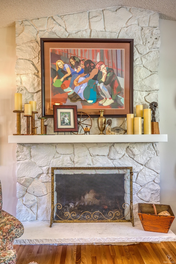 Spacious remodeled home sleeps 8, Convenient Location Near I-5 and Seattle