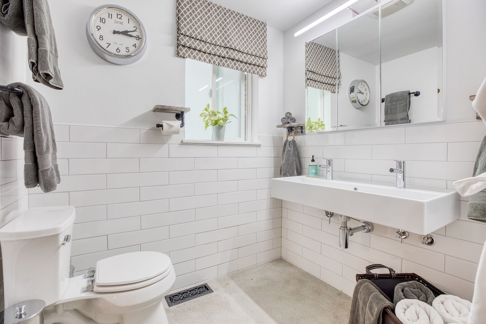 Spacious remodeled home sleeps 8, Convenient Location Near I-5 and Seattle