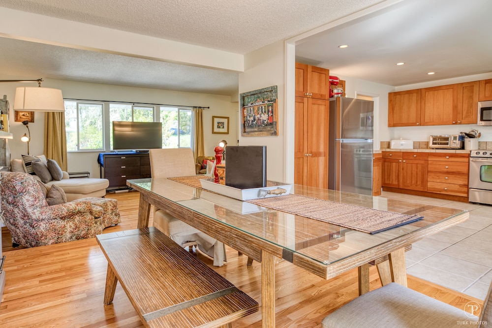 Spacious remodeled home sleeps 8, Convenient Location Near I-5 and Seattle