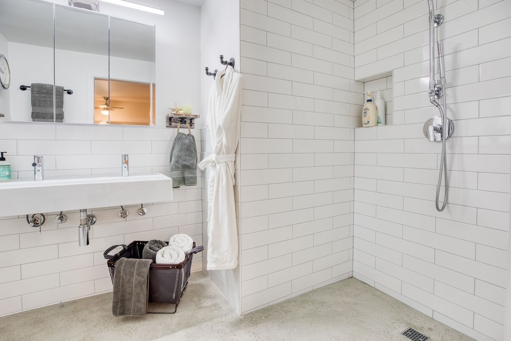 Spacious remodeled home sleeps 8, Convenient Location Near I-5 and Seattle