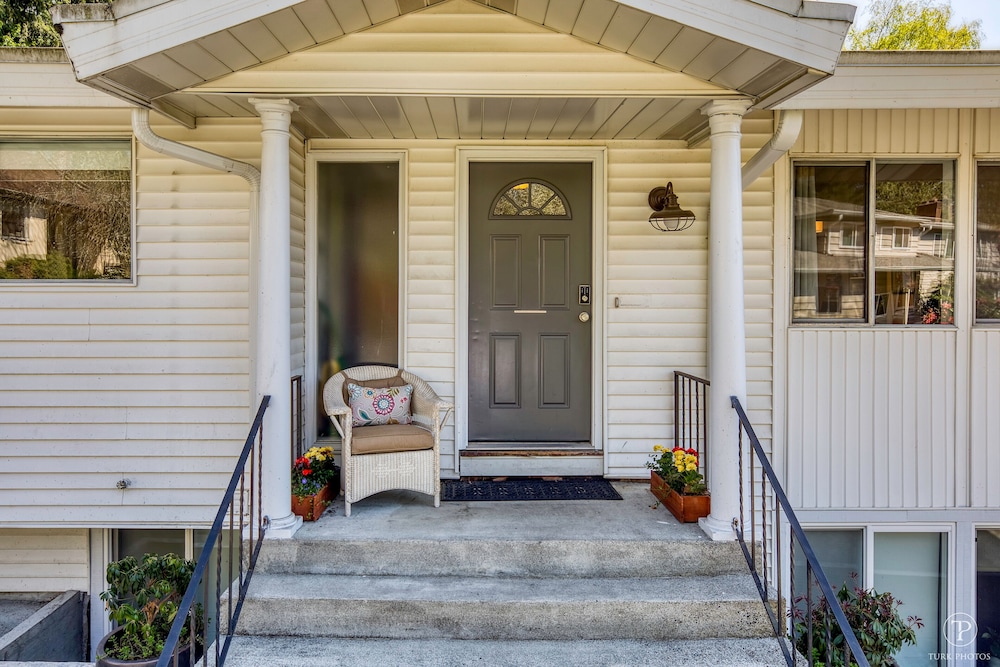 Spacious remodeled home sleeps 8, Convenient Location Near I-5 and Seattle