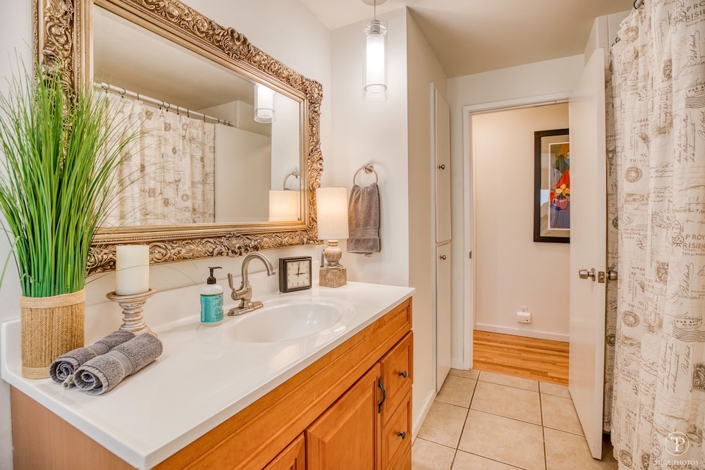 Spacious remodeled home sleeps 8, Convenient Location Near I-5 and Seattle