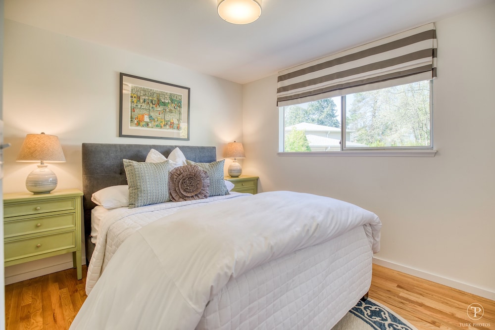 Spacious remodeled home sleeps 8, Convenient Location Near I-5 and Seattle