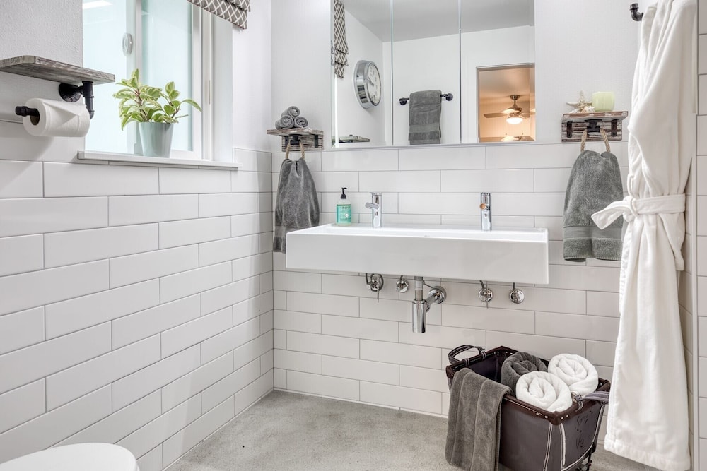 Spacious remodeled home sleeps 8, Convenient Location Near I-5 and Seattle