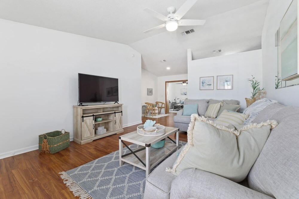 3/2 Pool Home, 1 mile from Mayo, 3 miles to Beach