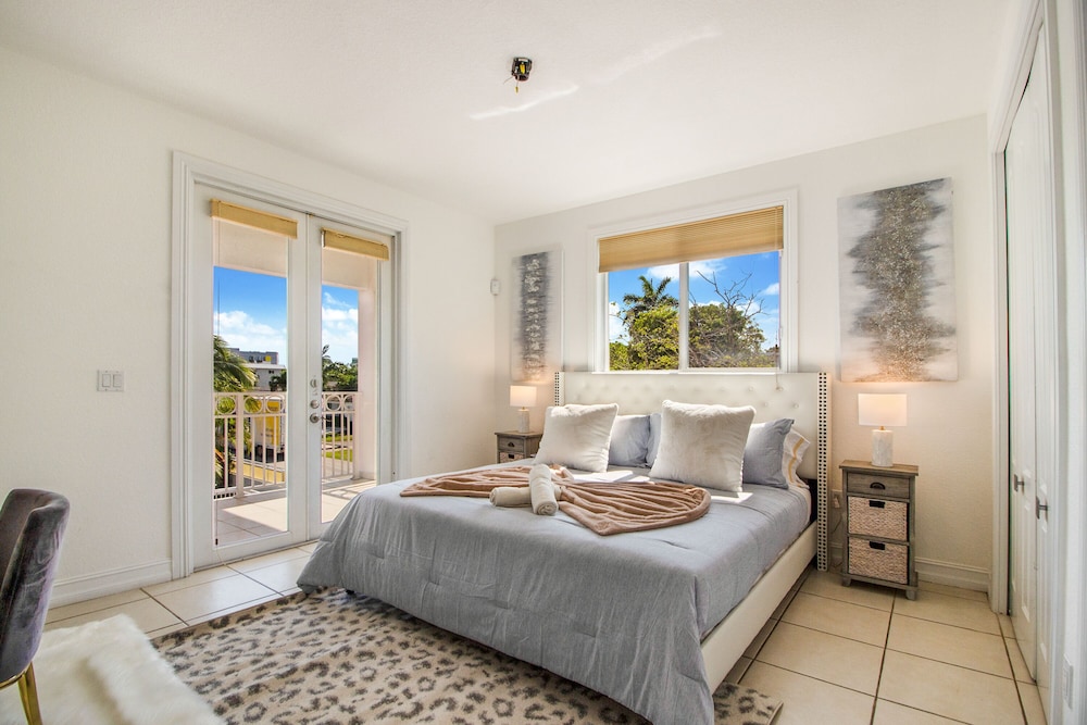 Villa Drake ☆Waterfront☆ 6BR Close to Beach