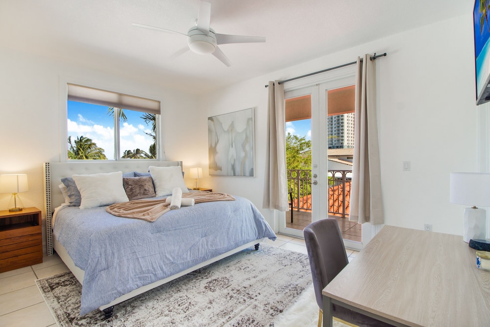 Villa Drake ☆Waterfront☆ 6BR Close to Beach