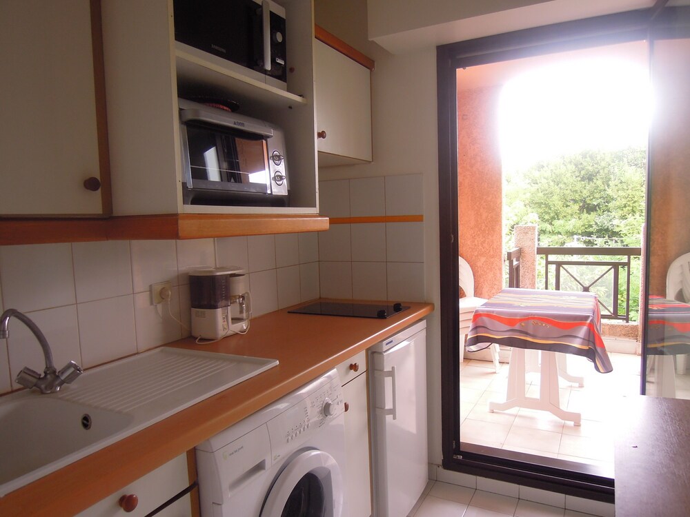 2 p furnished 5 mins walk from the beach with a garage. MandelieuLa