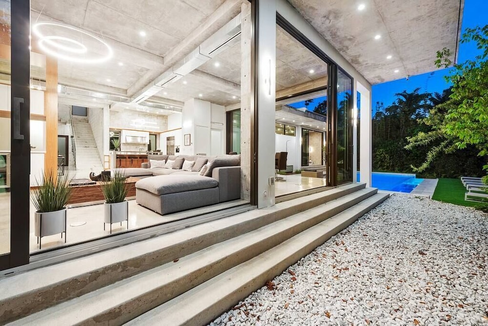 One of a kind Luxury Villa with Pool and jacuzzi !