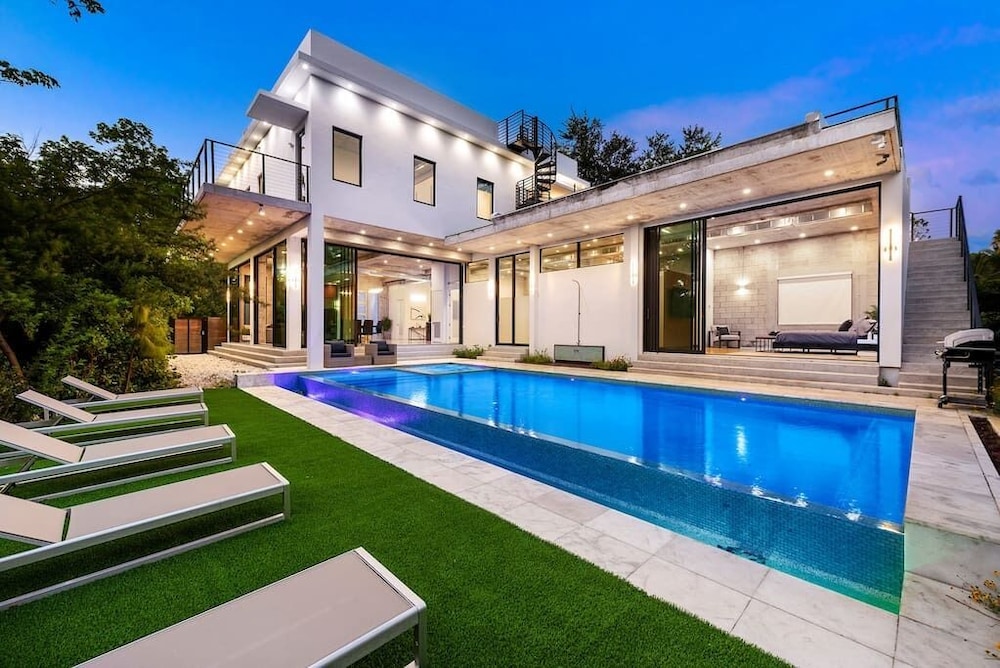 One of a kind Luxury Villa with Pool and jacuzzi !