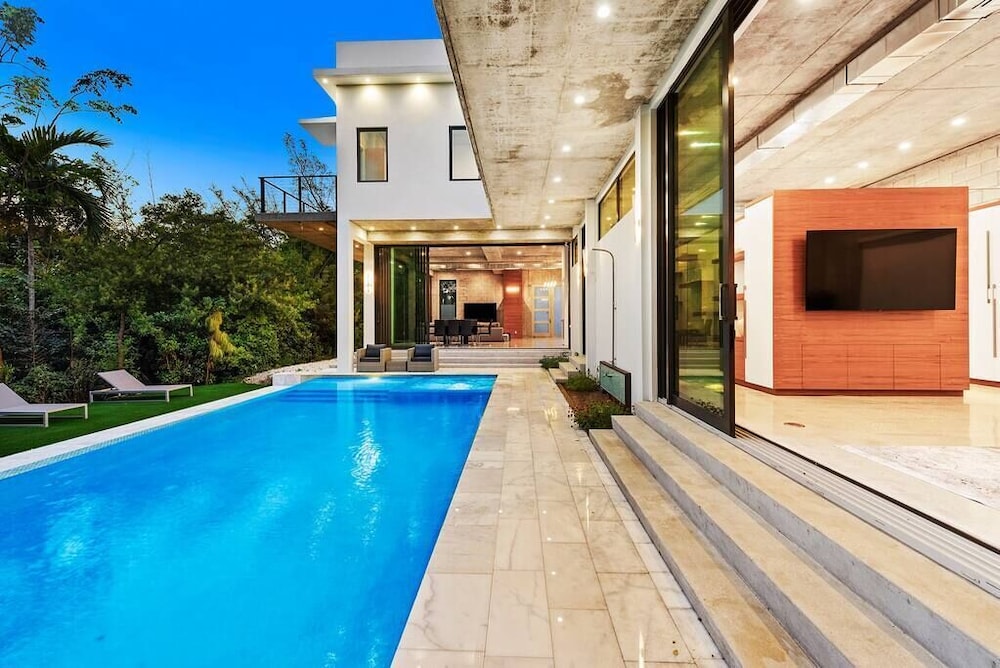 One of a kind Luxury Villa with Pool and jacuzzi !