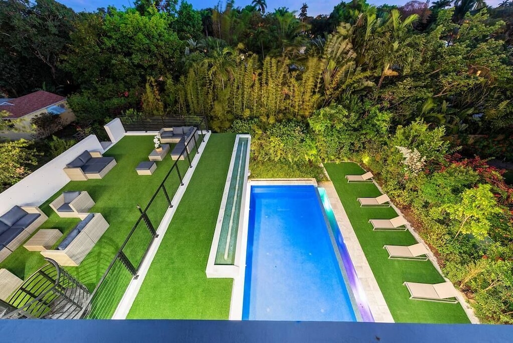 One of a kind Luxury Villa with Pool and jacuzzi !