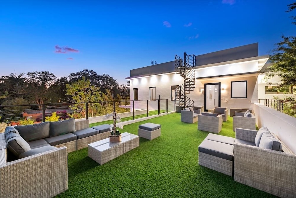 One of a kind Luxury Villa with Pool and jacuzzi !