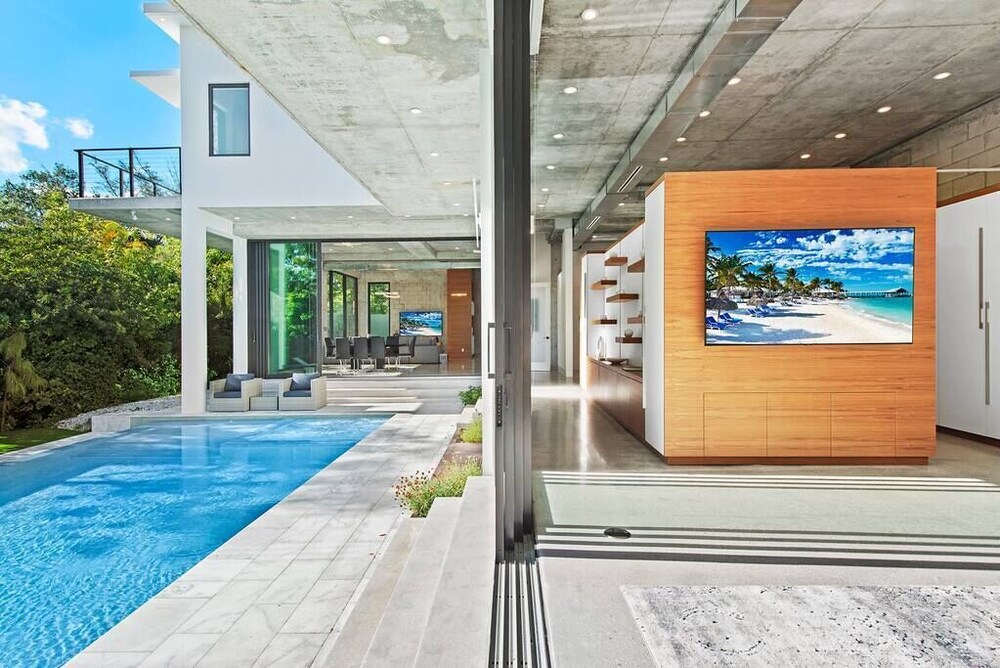 One of a kind Luxury Villa with Pool and jacuzzi !