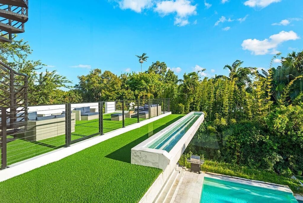 One of a kind Luxury Villa with Pool and jacuzzi !