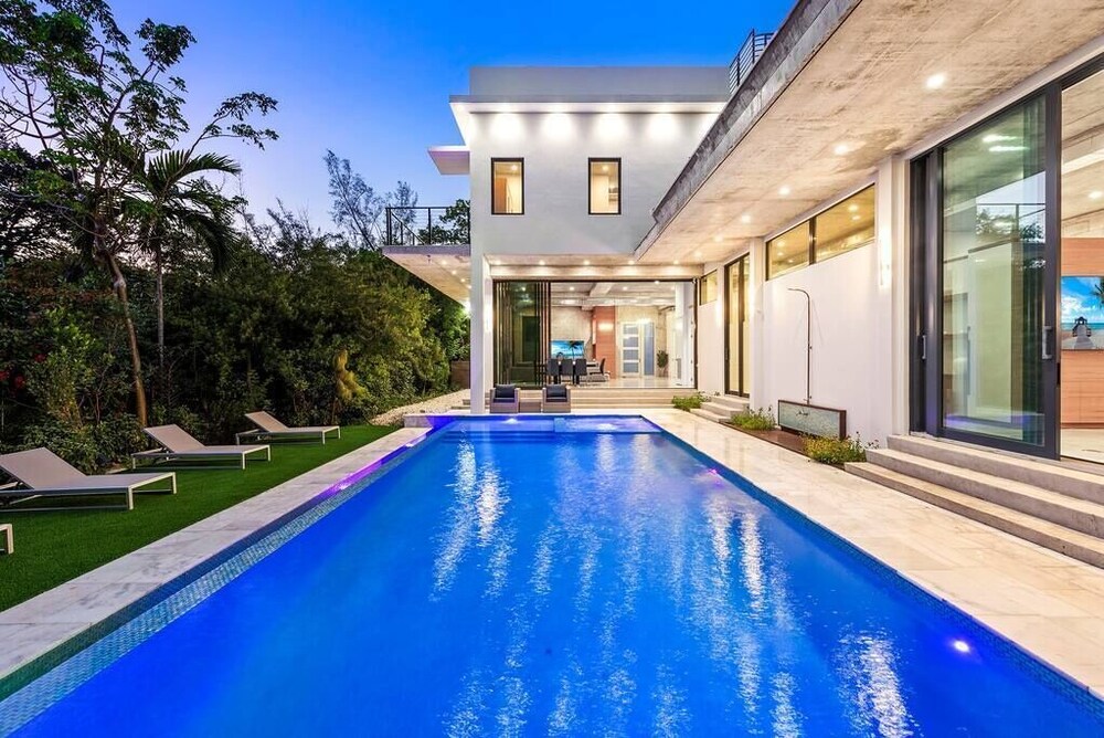 One of a kind Luxury Villa with Pool and jacuzzi !