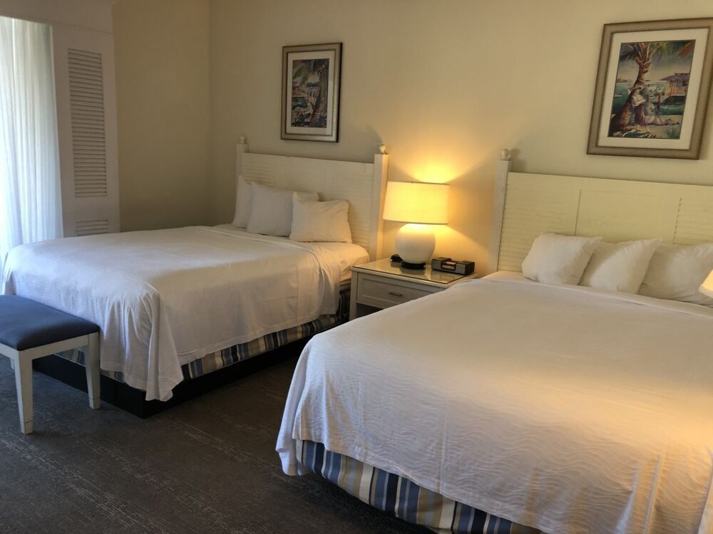 DESIGN UNIT FOR 4! PRIVATE BEACH, 3 POOLS, TENNIS