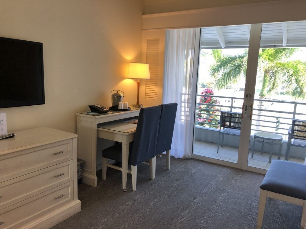 2 DESIGN UNITS FOR 8! PRIVATE BEACH, 3 POOLS, GOLF