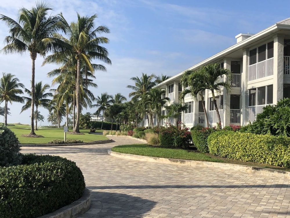 3 CHIC UNITS FOR 12! PRIVATE BEACH, 3 POOLS, GOLF