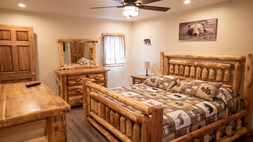 Falls Overlook Lodge 6BR,2BA,Hot Tub, River View, In Ohiopyle