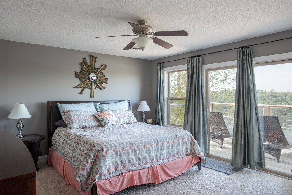 Million Dollar View! Large Lakehouse OverLooking Lee's Ford Marina