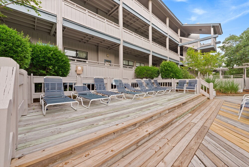 Fully Renovated Condo - One Block To Beach