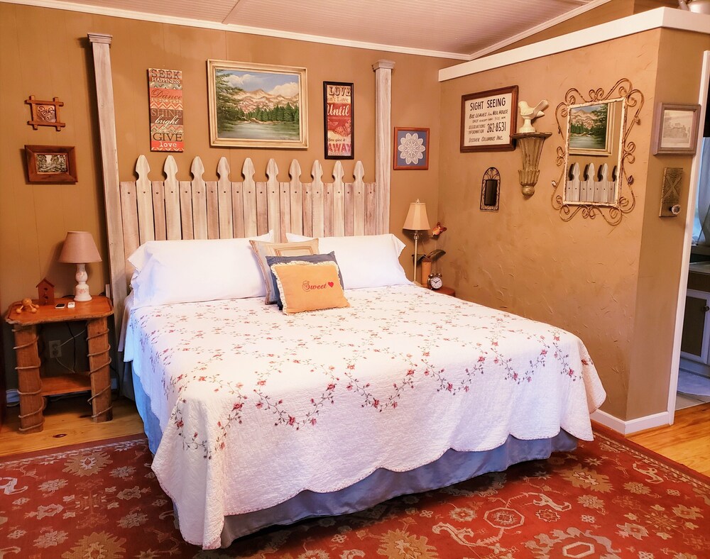 Vintage mountain cottage with modern amenities, comfort and charm