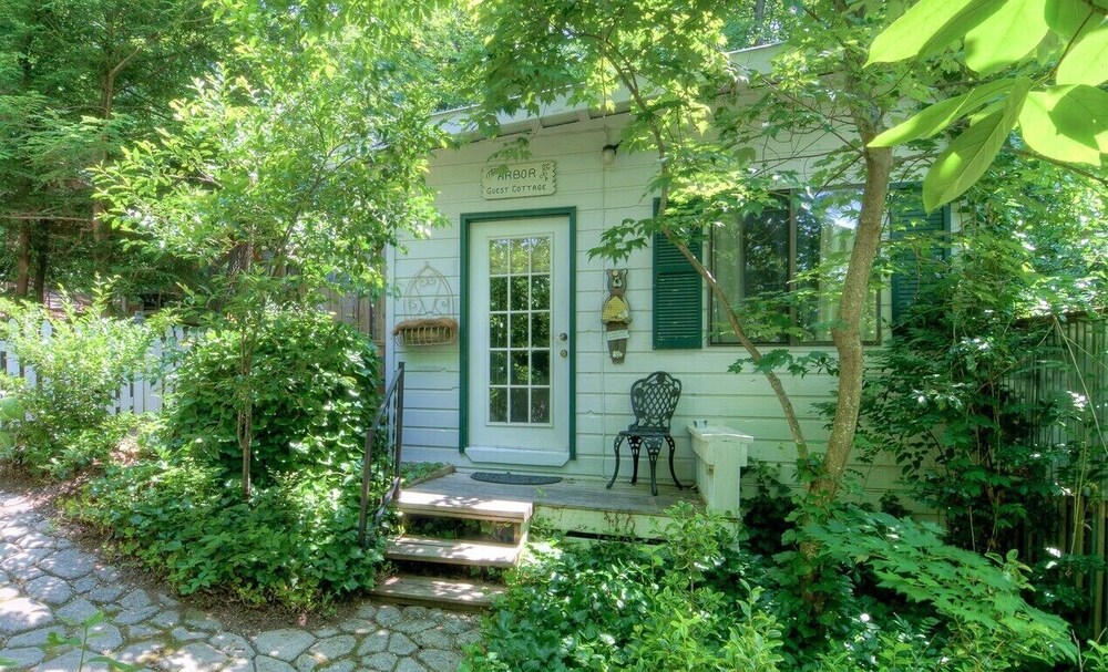 Vintage mountain cottage with modern amenities, comfort and charm