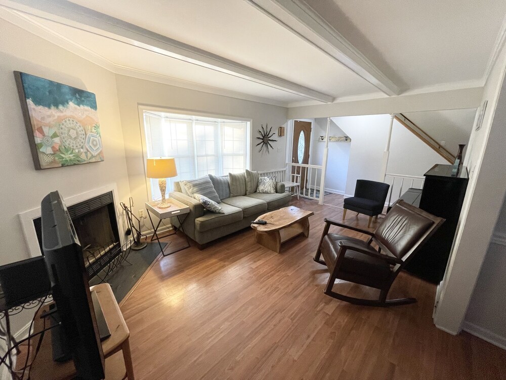 8BR / 3BA in Bethany Beach - walk to town and beach - pet friendly 