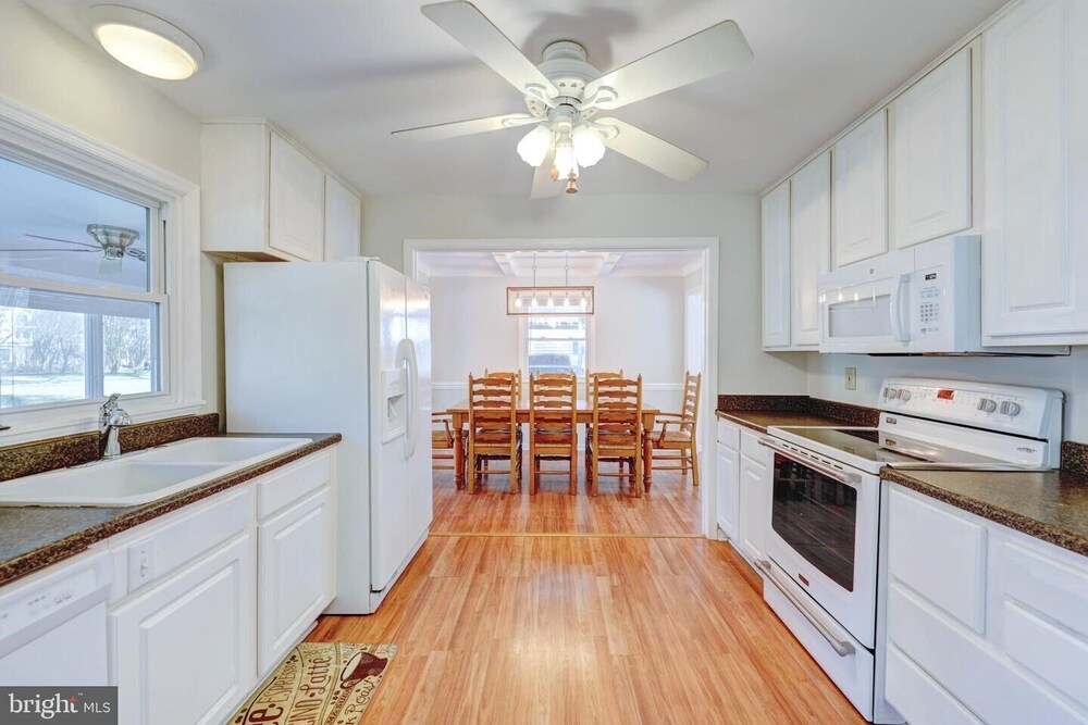 8BR / 3BA in Bethany Beach - walk to town and beach - pet friendly 