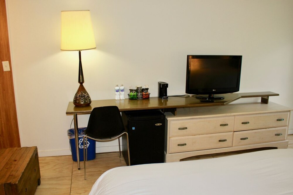 ON THE BEACH! CLASSIC UNIT FOR 4 IN ST.PETE BEACH