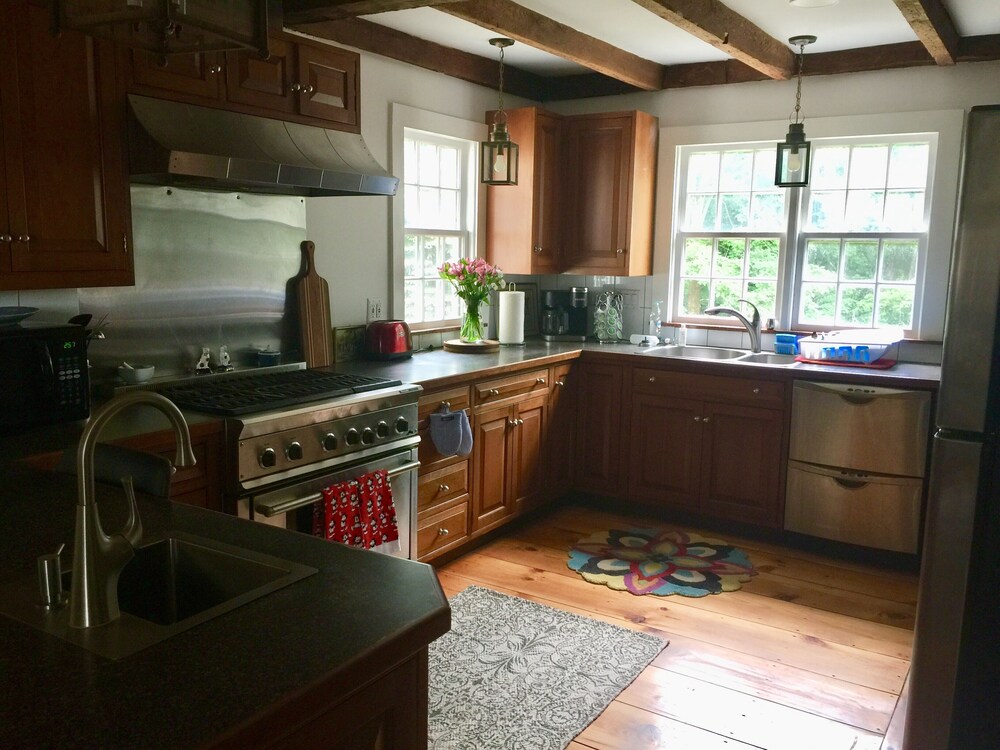 New England Get Away! Lovely New Hampshire Cape and Equine Facility