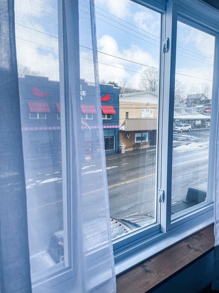 Main Street Stay NRG cozy apartment minutes from outdoor adventures