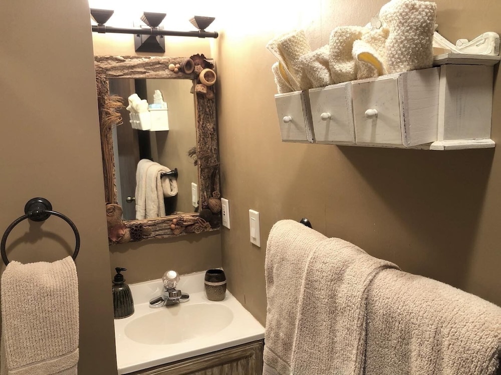 Lakeside Mountain Condo w/ Awesome View & Resort Amenities