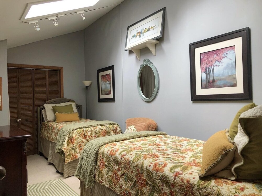 Lakeside Mountain Condo w/ Awesome View & Resort Amenities