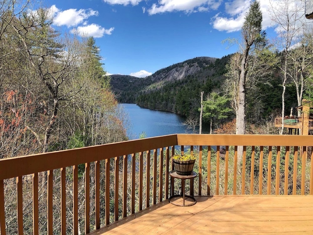 Lakeside Mountain Condo w/ Awesome View & Resort Amenities