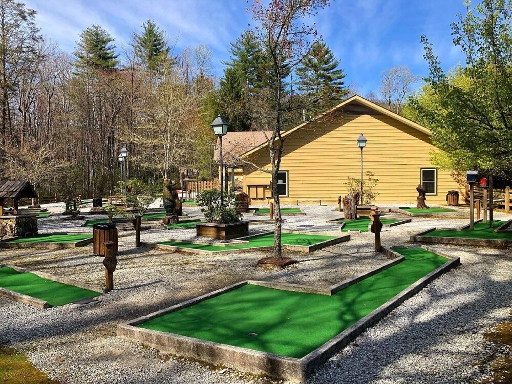 Lakeside Mountain Condo w/ Awesome View & Resort Amenities